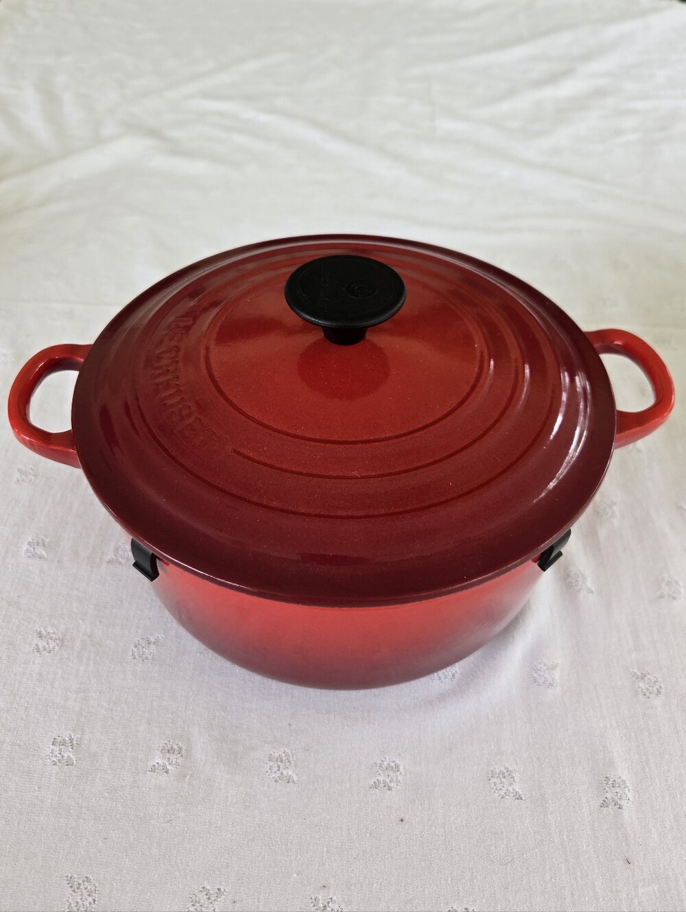 Le Creuset 2.75 Quart Shallow Round Dutch Oven Size 20 Cerise Red
